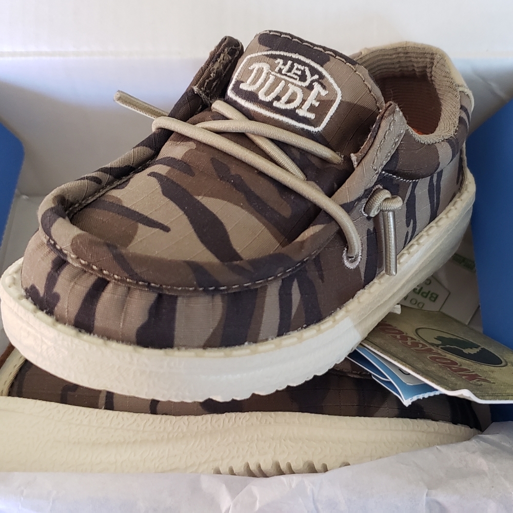 Toddler size 5 mossy oak hey dudes.